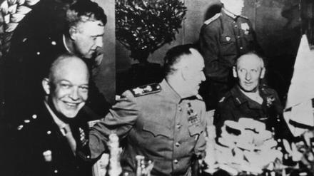 US-General Dwight D. Eisenhower, der sowjetische Marschall Georgi Schukow und sein britischer Kollege Bernard Montgomery im Gasthaus Wendenschloß (v.l.)