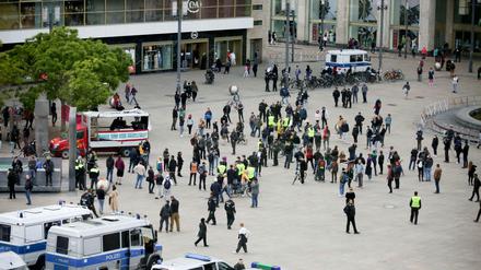 Auch Gegendemos zu Hygiene-Demos soll es am Wochenende in Berlin geben - so wie bereits Mitte Mai auf dem Alexanderplatz.