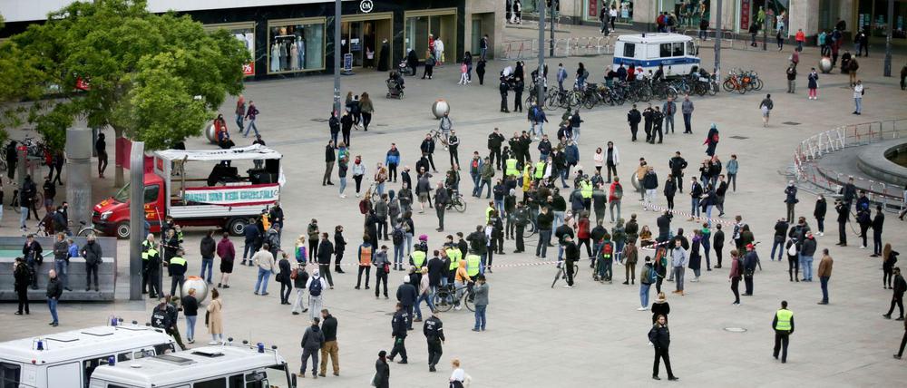 Auch Gegendemos zu Hygiene-Demos soll es am Wochenende in Berlin geben - so wie bereits Mitte Mai auf dem Alexanderplatz.