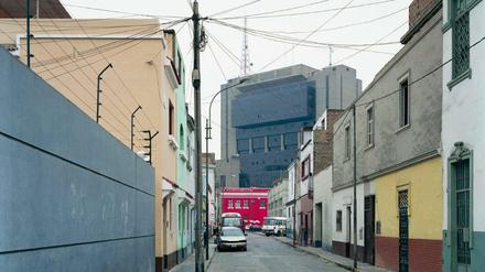 Thomas Struth, aus der Serie „Unconscious Places“, Pasaje Gaspar, Lima, 2003.