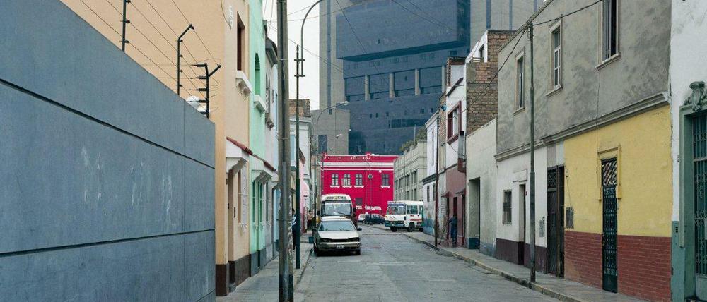 Thomas Struth, aus der Serie „Unconscious Places“, Pasaje Gaspar, Lima, 2003.