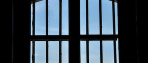 Nachdem es keine Hinweise auf Suizidgefahr gab, wurde der Mann in eine reguläre Einzelzelle verlegt.