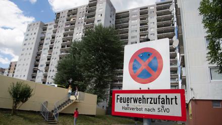 In einer Hochhaussiedlung in Dietzenbach wurden in der Einsatzkräfte mit Steinen beworfen. 