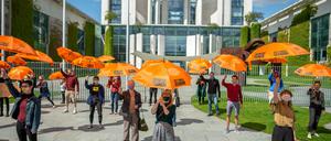 Generationenrettungsschirm vor dem Kanzleramt. Die Generationenstiftung startet eine Unterschriftenkampagne für eine andere Politik.