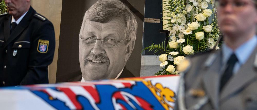Ein Portrait Walter Lübckes (CDU) ist am Sarg bei einem Trauergottesdienst zu sehen.