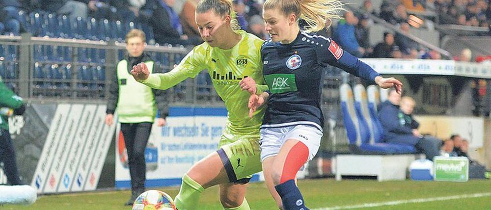 Im Februar gewann Turbine Potsdam in der Bundesliga gegen Essen. Hier kämpfen Turbines Marie Höbinger (rechts) und Lena Oberdorf um den Ball. 