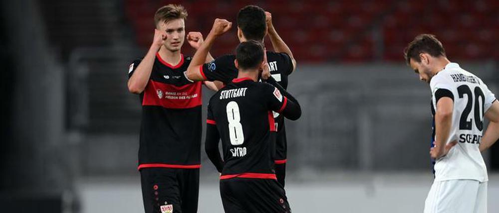 Jubel hier, Frust da. Der VfB zog durch den Sieg am HSV vorbei.