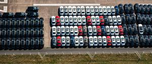 Weil Autobauer derzeit kaum neue Wagen loswerden, wird über eine Autoprämie diskutiert. 