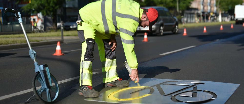 Auf der Frankfurter Allee stadteinwärts wurde in dieser Woche ein etwa 400 Meter langer Abschnitt als Radfahrstreifen markiert.
