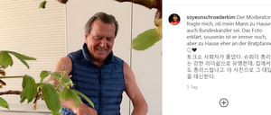 Gerhard Schröder kocht in ärmelloser Daunenweste.