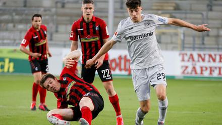 Grätschibätsch: Kai Havertz (rechts) lässt Dominique Heintz stehen.