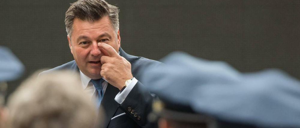 Berlins Innensenator Geisel vor Polizisten.