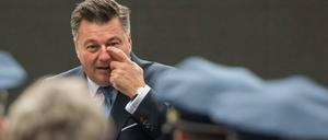 Berlins Innensenator Geisel vor Polizisten.