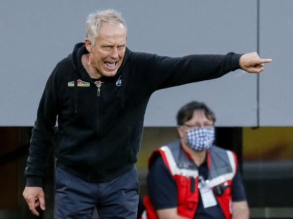 Da lang: Freiburgs Trainer Christian Streich dirigiert sein Team.