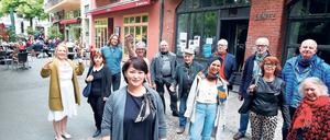 Die Wirtin Dagi Seesregdorj (vorne) kämpft mit ihren Mitarbeitern und Stammgästen ums Überleben der Kneipe.