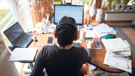 Arbeiten im Wohnzimmer. Viele haben sich inzwischen ihr Büro zuhause eingerichtet – und sind damit zufrieden.