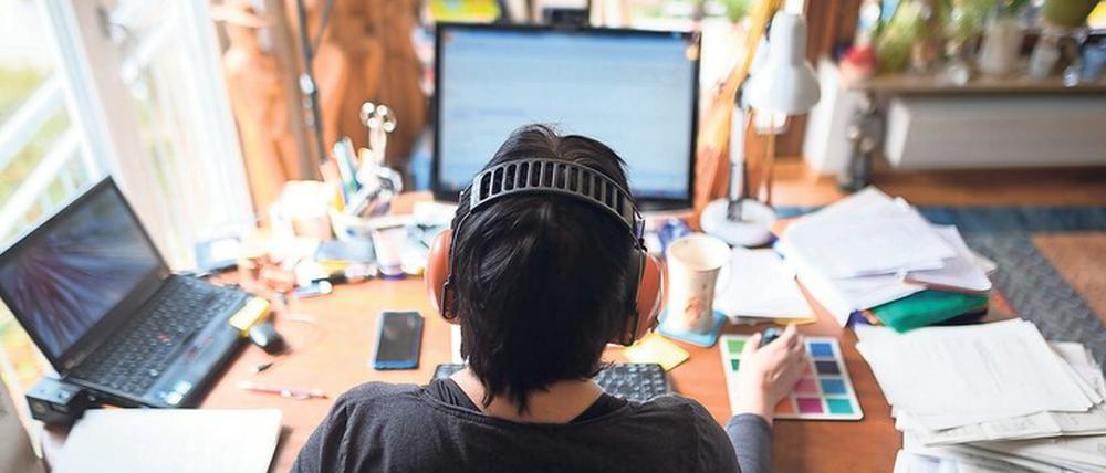 Arbeiten im Wohnzimmer. Viele haben sich inzwischen ihr Büro zuhause eingerichtet – und sind damit zufrieden.