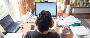 Arbeiten im Wohnzimmer. Viele haben sich inzwischen ihr Büro zuhause eingerichtet – und sind damit zufrieden.
