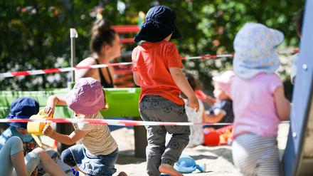 Zunächst dürfen nur die Vierjährigen in die Kitas. 