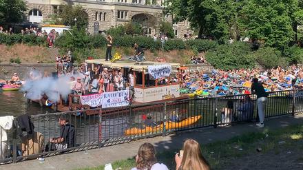Das Standbild aus einem Video zeigt eine Wasser-Demonstration mit Booten auf dem Landwehrkanal. 