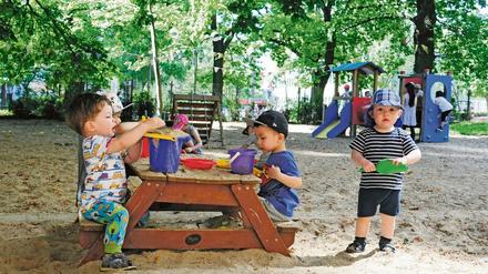 Noch vor den Sommerferien sollen die Kitas wieder für alle Kinder öffnen – besonders für berufstätige Eltern eine große Entlastung.