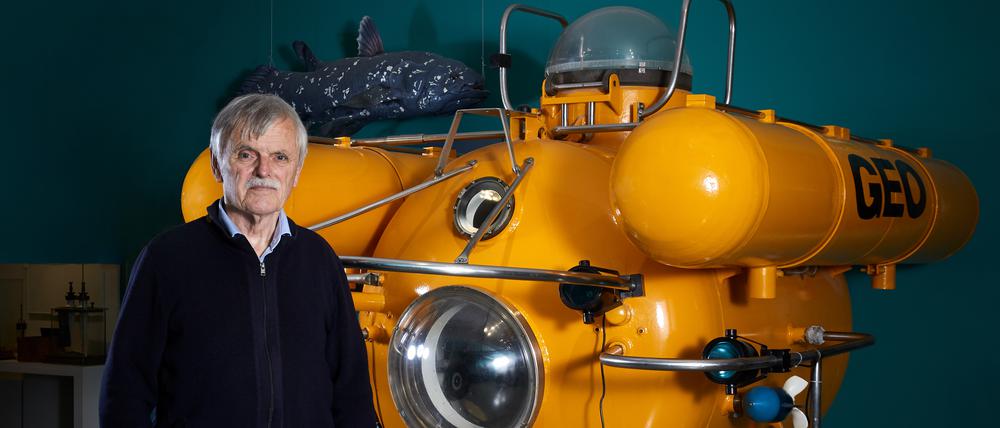 Hans Fricke vor seinem ersten Tauchboot, benannt nach dem Sponsor "Geo". Da es keinen Markt für solche Fahrzeuge gibt, wurde es von zwei Schweizer Enthusiasten gebaut. Fricke erforschte damit erstmals systematisch das Leben von Quastenflossern.