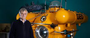 Hans Fricke vor seinem ersten Tauchboot, benannt nach dem Sponsor "Geo". Da es keinen Markt für solche Fahrzeuge gibt, wurde es von zwei Schweizer Enthusiasten gebaut. Fricke erforschte damit erstmals systematisch das Leben von Quastenflossern.