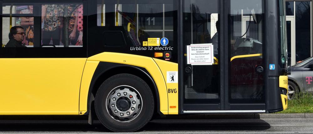 Die BVG im Corona-Modus 2020 - mit gesperrten Türen bei den Bussen. Das Image der Verkehrsbetriebe sei sehr schlecht gewesen, sagt der scheidende Marketing-Chef. Jetzt sei es anders.