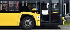Die BVG im Corona-Modus 2020 - mit gesperrten Türen bei den Bussen. Das Image der Verkehrsbetriebe sei sehr schlecht gewesen, sagt der scheidende Marketing-Chef. Jetzt sei es anders.