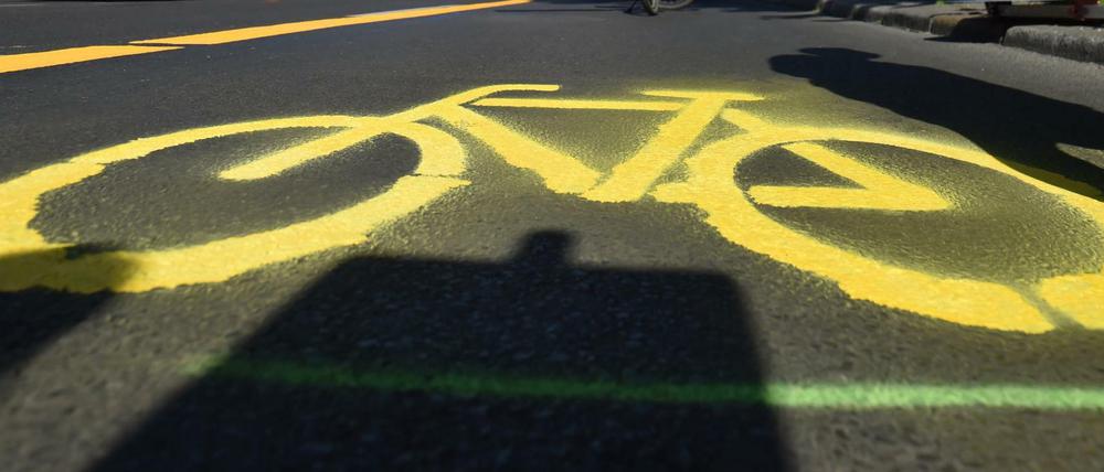 Gelb markierter Pop-up-Radweg in Berlin.