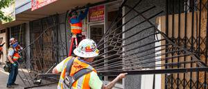 Beschädigung nach Plünderungen. In Los Angeles sind Beschützer eines Ladens zeitweise festgenommen worden.