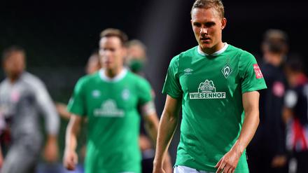 Bremens Ludwig Augustinsson geht enttäuscht über den Platz. 