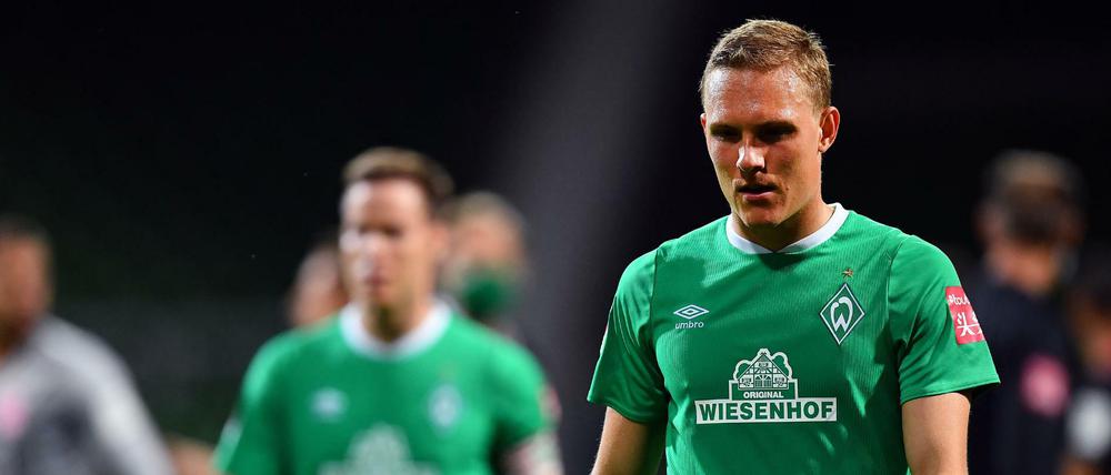 Bremens Ludwig Augustinsson geht enttäuscht über den Platz.