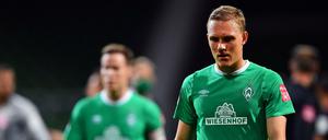 Bremens Ludwig Augustinsson geht enttäuscht über den Platz. 