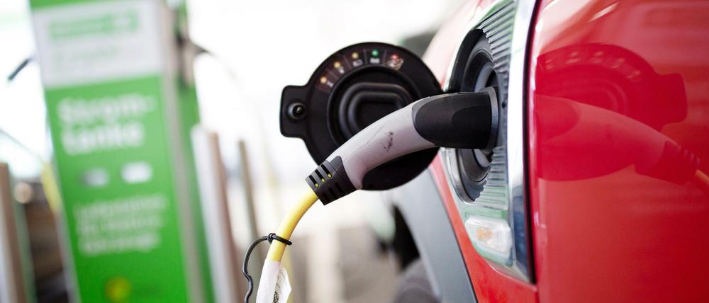 Ein Elektroauto wird an einer Ladestation geladen. Berlins Senat unterstützt speziell Unternehmen bei der Anschaffung von Fahrzeugen und Ladesäulen mit dem Welmo-Programm.