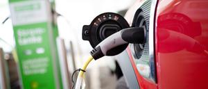Ein Elektroauto wird an einer Ladestation geladen. Berlins Senat unterstützt speziell Unternehmen bei der Anschaffung von Fahrzeugen und Ladesäulen mit dem Welmo-Programm.