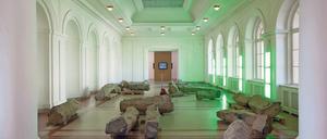 Wo Basaltblöcke brach liegen. Die Installation „Das Ende des 20. Jahrhunderts“ von Joseph Beuys (1982–83) gehört zu den Hauptwerken der Neuen Nationalgalerie. Ab Sonntag ist sie endlich wieder zu sehen, wenn der Hamburger Bahnhof nach der Zwangspause durch Corona wieder eröffnet.