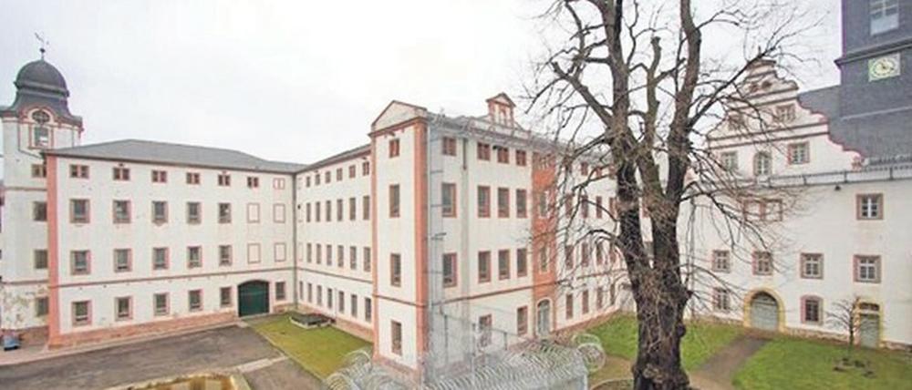 Hans-Jochen von Arnim starb 1950 im damaligen Zuchthaus Waldheim, das noch heute nahe Chemnitz betrieben wird. 