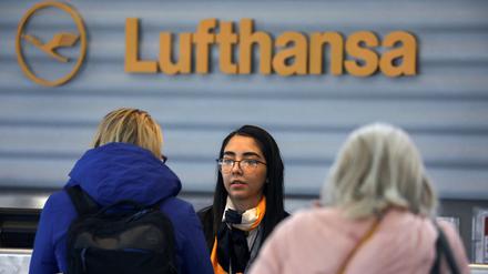 Eine Lufthansa-Mitarbeiterin hilft zwei Passagieren am Flughafen von Denver (Symbolbild).