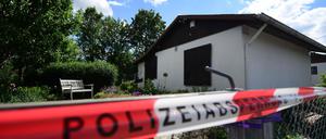 Absperrband vor dem mutmaßlichen Haupttatort in der Ermittlung rund um schweren sexuellen Kindesmissbrauch.