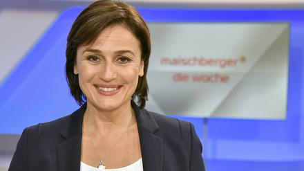 ARCHIV - 12.06.2019, Nordrhein-Westfalen, Köln: Moderatorin Sandra Maischberger vor dem Logo ihrer ARD-Sendung «Maischberger: die Woche». «Maischberger» kehrt als erste der großen Talkshows nach der Sommerpause zurück. Gastgeberin Sandra Maischberger will am 14.08.2019 um 22.45 Uhr im Ersten gleich mehrere Themen dieser Woche aufgreifen. (zu dpa "Sandra Maischberger als erste Talkerin zurück aus der Sommerpause") Foto: Horst Galuschka/dpa +++ dpa-Bildfunk +++