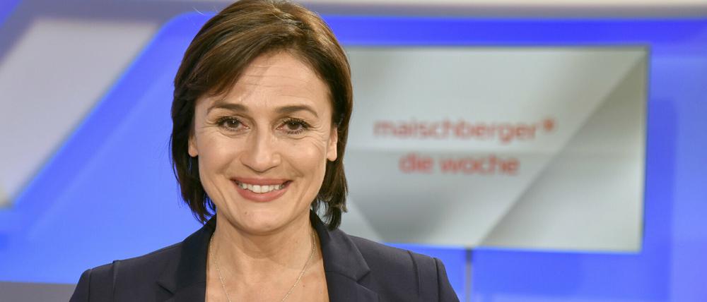 ARCHIV - 12.06.2019, Nordrhein-Westfalen, Köln: Moderatorin Sandra Maischberger vor dem Logo ihrer ARD-Sendung «Maischberger: die Woche». «Maischberger» kehrt als erste der großen Talkshows nach der Sommerpause zurück. Gastgeberin Sandra Maischberger will am 14.08.2019 um 22.45 Uhr im Ersten gleich mehrere Themen dieser Woche aufgreifen. (zu dpa "Sandra Maischberger als erste Talkerin zurück aus der Sommerpause") Foto: Horst Galuschka/dpa +++ dpa-Bildfunk +++
