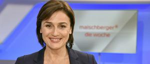 ARCHIV - 12.06.2019, Nordrhein-Westfalen, Köln: Moderatorin Sandra Maischberger vor dem Logo ihrer ARD-Sendung «Maischberger: die Woche». «Maischberger» kehrt als erste der großen Talkshows nach der Sommerpause zurück. Gastgeberin Sandra Maischberger will am 14.08.2019 um 22.45 Uhr im Ersten gleich mehrere Themen dieser Woche aufgreifen. (zu dpa "Sandra Maischberger als erste Talkerin zurück aus der Sommerpause") Foto: Horst Galuschka/dpa +++ dpa-Bildfunk +++