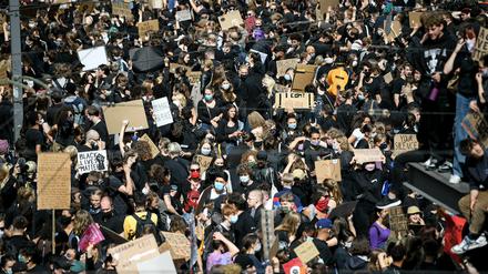 Kein Abstand möglich. Rund 15 000 Menschen demonstrierten auf dem Alexanderplatz gegen Rassismus und Polizeigewalt.