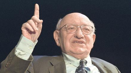 Leidenschaftlicher Zeigefinger. Marcel Reich-Ranicki während eines Podiumsgespräches im Deutschen Theater Berlin, 2003.
