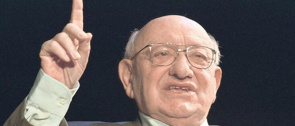 Leidenschaftlicher Zeigefinger. Marcel Reich-Ranicki während eines Podiumsgespräches im Deutschen Theater Berlin, 2003.