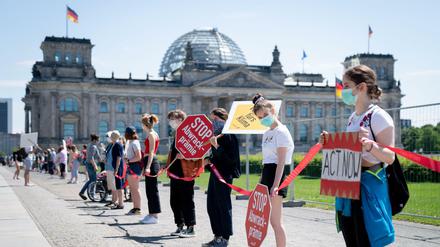 Aktivisten setzten sich vor den Verhandlungen fürs Klima ein – gerade die Umweltschützer sind mit dem Konjunkturpaket unzufrieden.