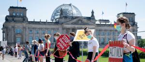 Aktivisten setzten sich vor den Verhandlungen fürs Klima ein – gerade die Umweltschützer sind mit dem Konjunkturpaket unzufrieden.