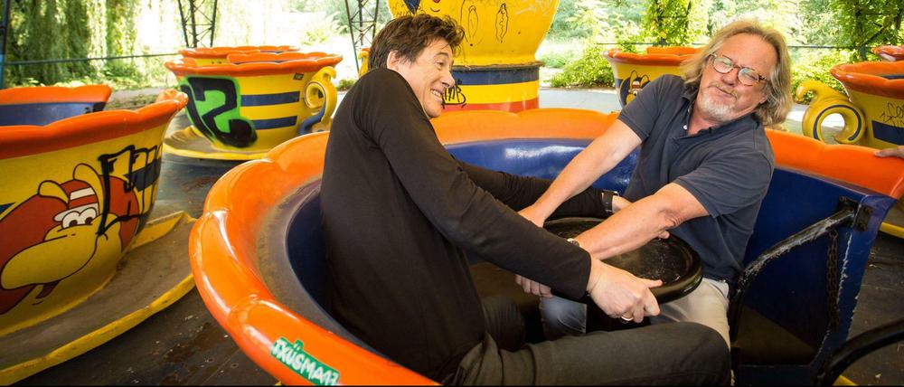 Zwei Autoren im Wunderland: Lorenz Maroldt und Harald Martenstein im Berliner Plänterwald.