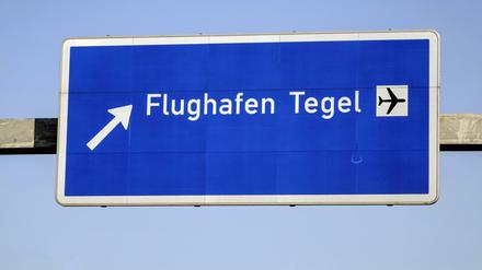 Blaues Autobahnhinweisschild zum Flughafen Tegel.